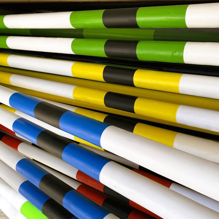 Dřevěná bariéra pro koňské skoky, dvoubarevná, bez jádra (3,0 m)