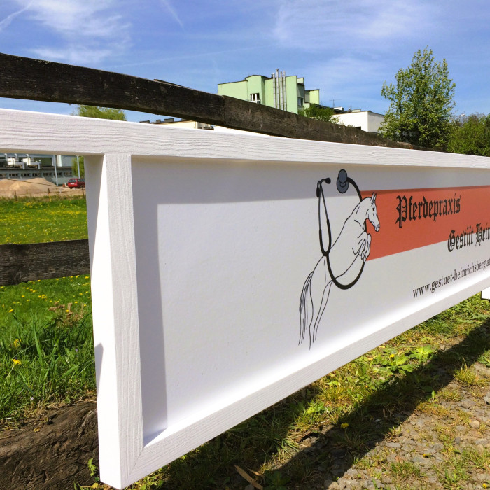 Holzplanke. Hindernisse und Zubehör für das Spring- und Dressurreiten