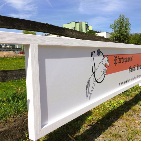 Holzplanke. Hindernisse und Zubehör für das Spring- und Dressurreiten