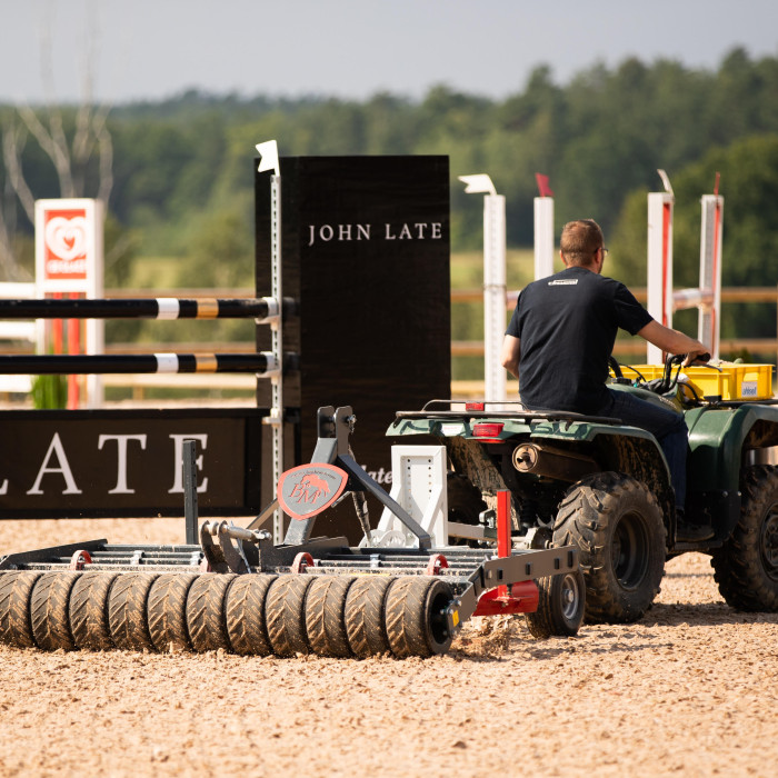 Equus PROFI Reitplatzplaner mit Gummiwalze – professionelle Bodenpflege